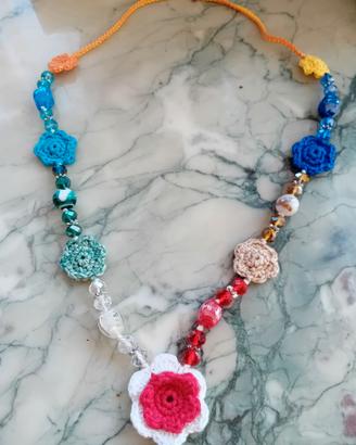 collana in cristalli e parti in tessuto
