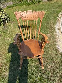 Sedia a dondolo vintage in legno massello