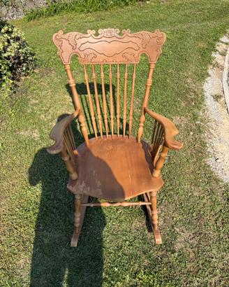 Sedia a dondolo vintage in legno massello