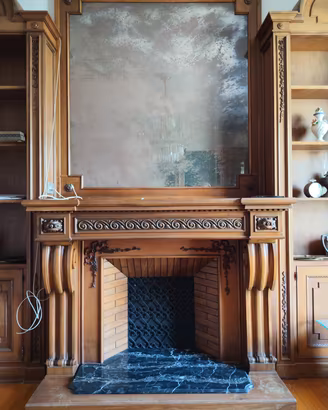 Camino Decorativo d'Epoca in Legno Intagliato
