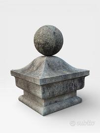 Capitelli con sfera in pietra granito