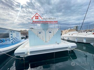 Casa galleggiante sul mare con terrazza