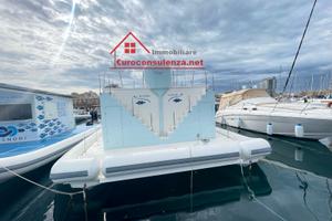 Casa galleggiante sul mare con terrazza