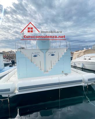Casa galleggiante sul mare con terrazza
