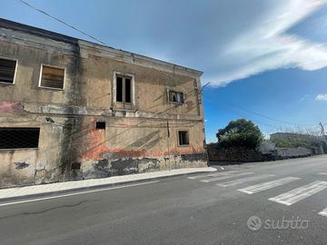 Acireale nord, rustico mq. 700 + terreno mq. 3675