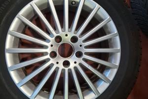 4 ruote mercedes con cerchi in lega