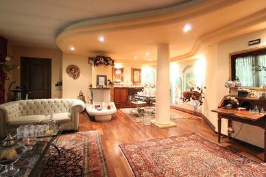 Villa di 470 m² con 2 locali e box auto doppio a B