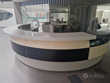 Banco bar semicircolare completo di retrobanco