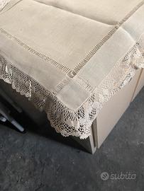 centrotavola in lino con pizzo artigianale anni 30