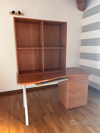 Scrivania e libreria in legno