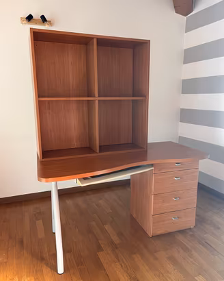 Scrivania e libreria in legno