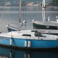 Barca a vela piccolo cabinato con motore