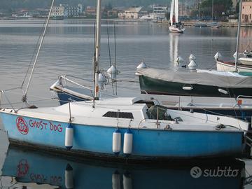 Barca a vela piccolo cabinato con motore