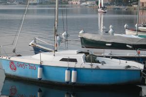 Barca a vela piccolo cabinato con motore