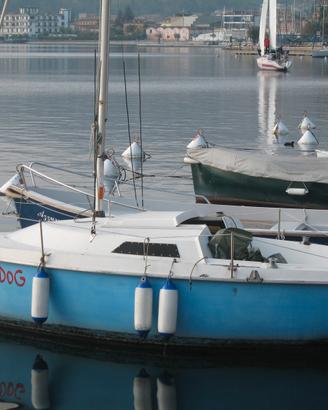 Barca a vela piccolo cabinato con motore