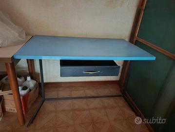 tavolo in formica con cassetto e gambe in ferro ne