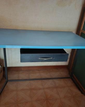 tavolo in formica con cassetto e gambe in ferro ne