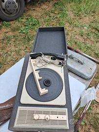 Grammofono in scatola antico