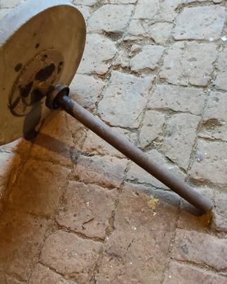 Antica mola in pietra ad acqua