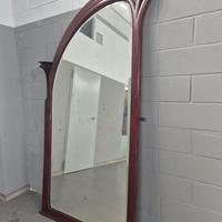 Specchio da parete in legno con cornice sagomata