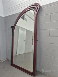 Specchio da parete in legno con cornice sagomata