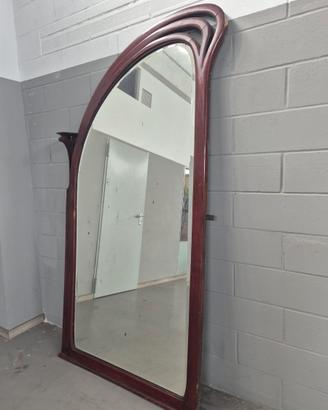 Specchio da parete in legno con cornice sagomata