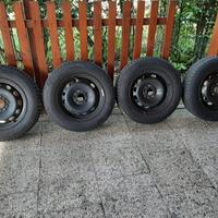 Cerchi in lamiera con pneumatici invernali