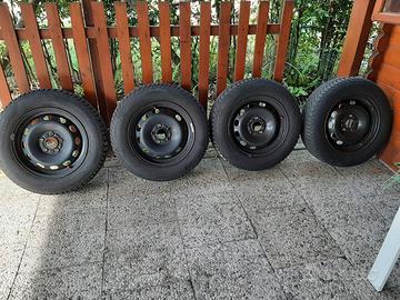 Cerchi in lamiera con pneumatici invernali