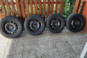 Cerchi in lamiera con pneumatici invernali