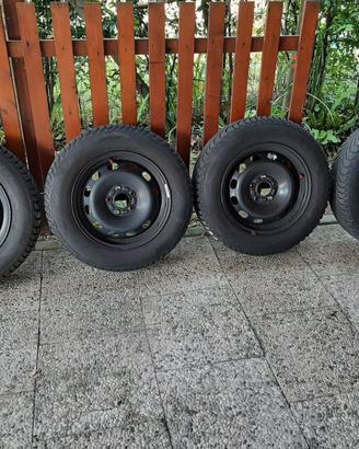 Cerchi in lamiera con pneumatici invernali