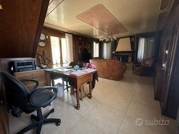 PIAZZA VECCHIA Adatta a 2 nuclei familiari