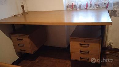 Scrivania in legno