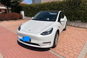 Tesla model Y dual motor LR con gancio traino