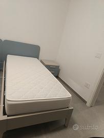 Set di letto singolo con materasso e comodino 