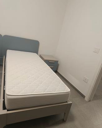 Set di letto singolo con materasso e comodino 