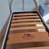 Due strutture letto singolo con doghe e materassi