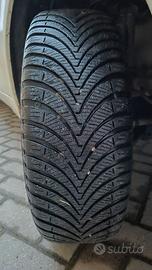 Quattro ruote con cerchi