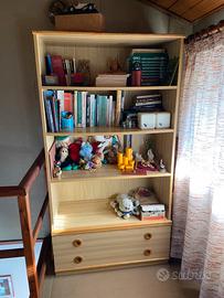 Libreria/mobile con mensole a giorno e cassetti