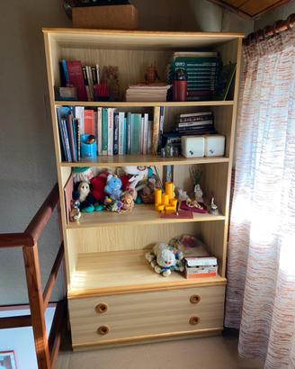 Libreria/mobile con mensole a giorno e cassetti