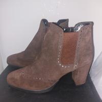 Stivaletto marrone scamosciato con tacco 