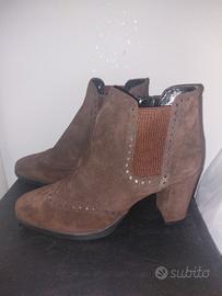 Stivaletto marrone scamosciato con tacco 