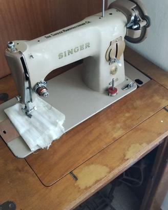 Macchina da cucire vintage Singer modello 191M