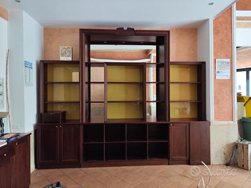 Parete attrezzata per attività commerciale