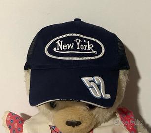 Cappello da baseball blu con scritta bianca