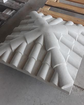 Capitelli in cemento grigio
