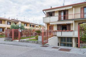 VILLA A SCHIERA A MANERBA DEL GARDA