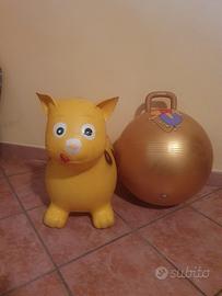 gatto e pallone gonfiabile 
