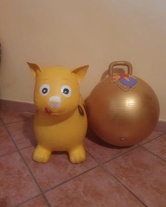 gatto e pallone gonfiabile 