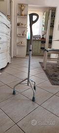 Stampella con 3 piedi