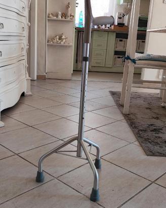 Stampella con 3 piedi
